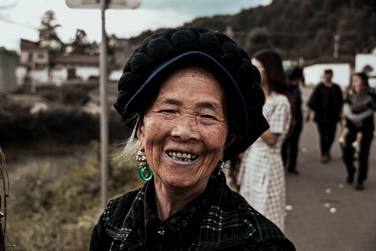 1763947022494865.jpg 三等奖-戴耳环的彝族老人-臧怡垚.jpg